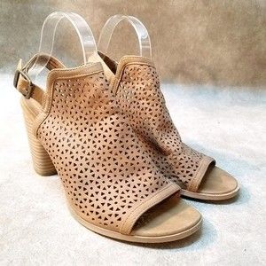 Universal Thread Tan Heeled Sandals
